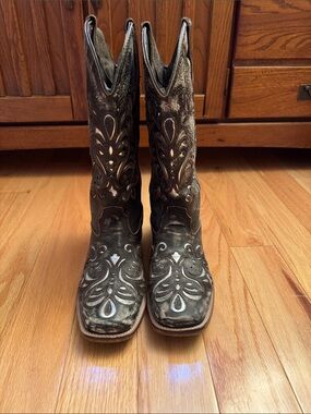 Roper Distressed Black and  Silver Embroidered Western Cowboy Boots